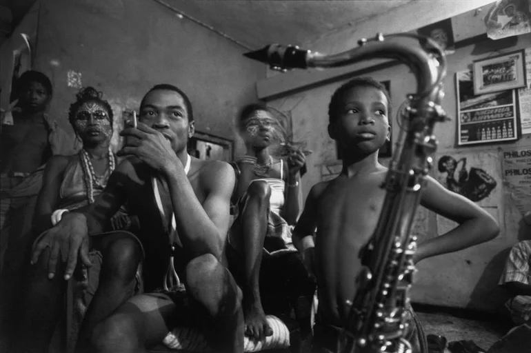 fela sitting with family